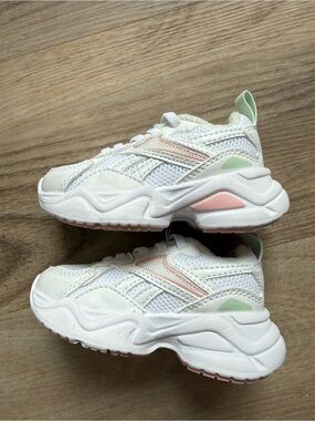 Toddler Reebok charge sneakers size 5